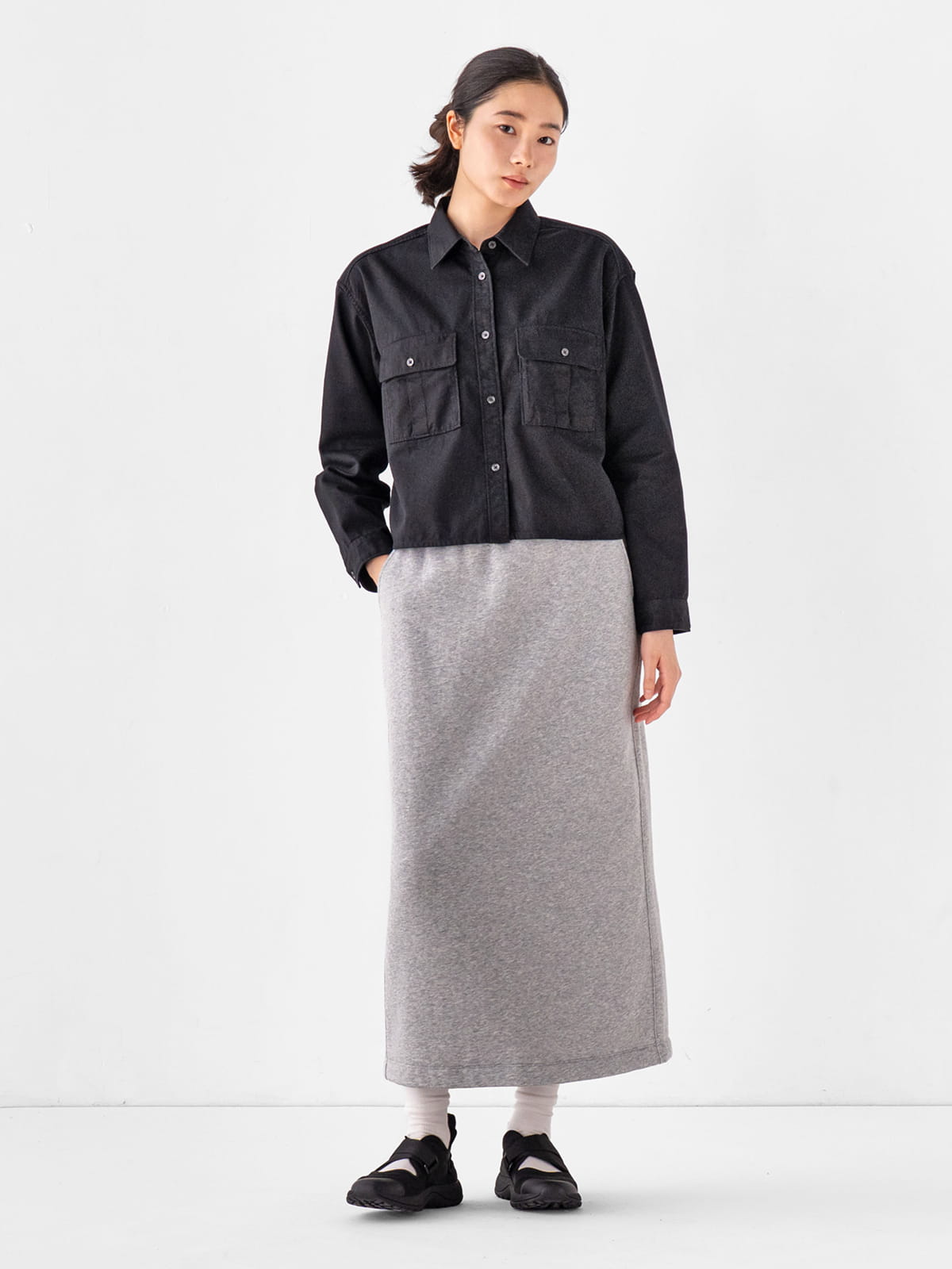 婦人　カポック混　ライトツイル　長袖シャツ　黒の着用画像