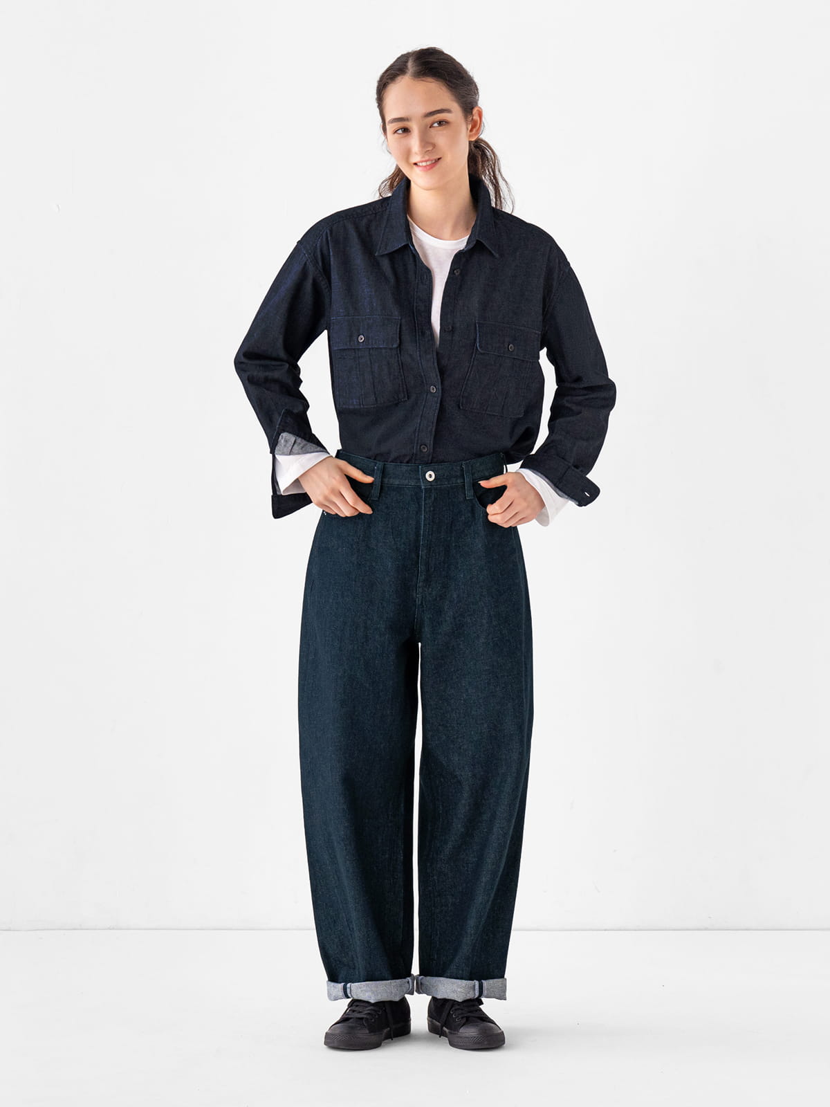 婦人　カポック混　ライトデニム　長袖シャツと婦人　木の実から作ったカポック混　デニムコクーンパンツの着用画像