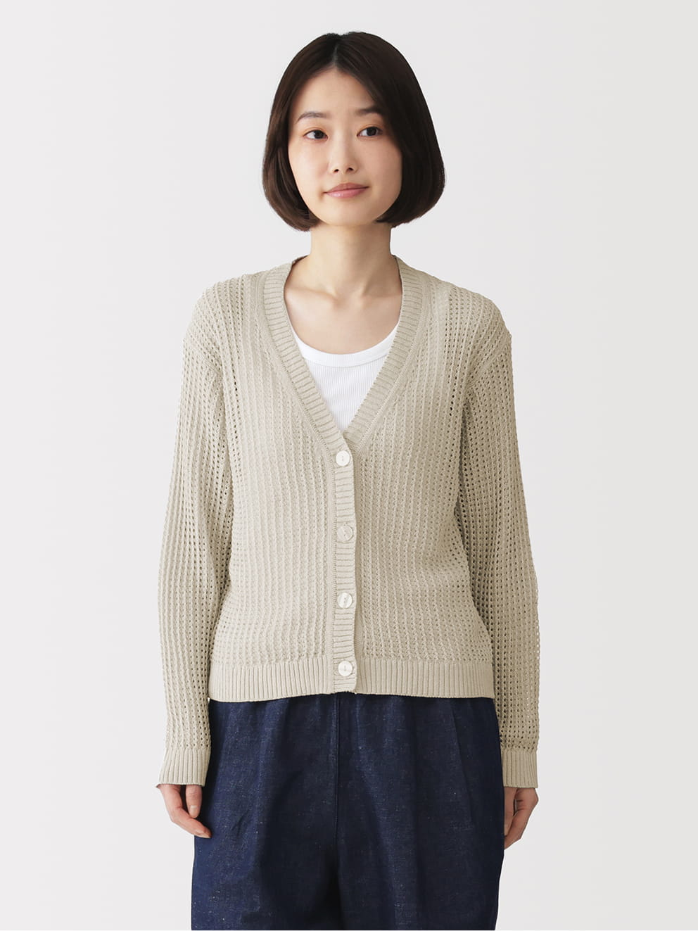婦人　リネン混透かし編みＶネックカーディガンの着用画像
