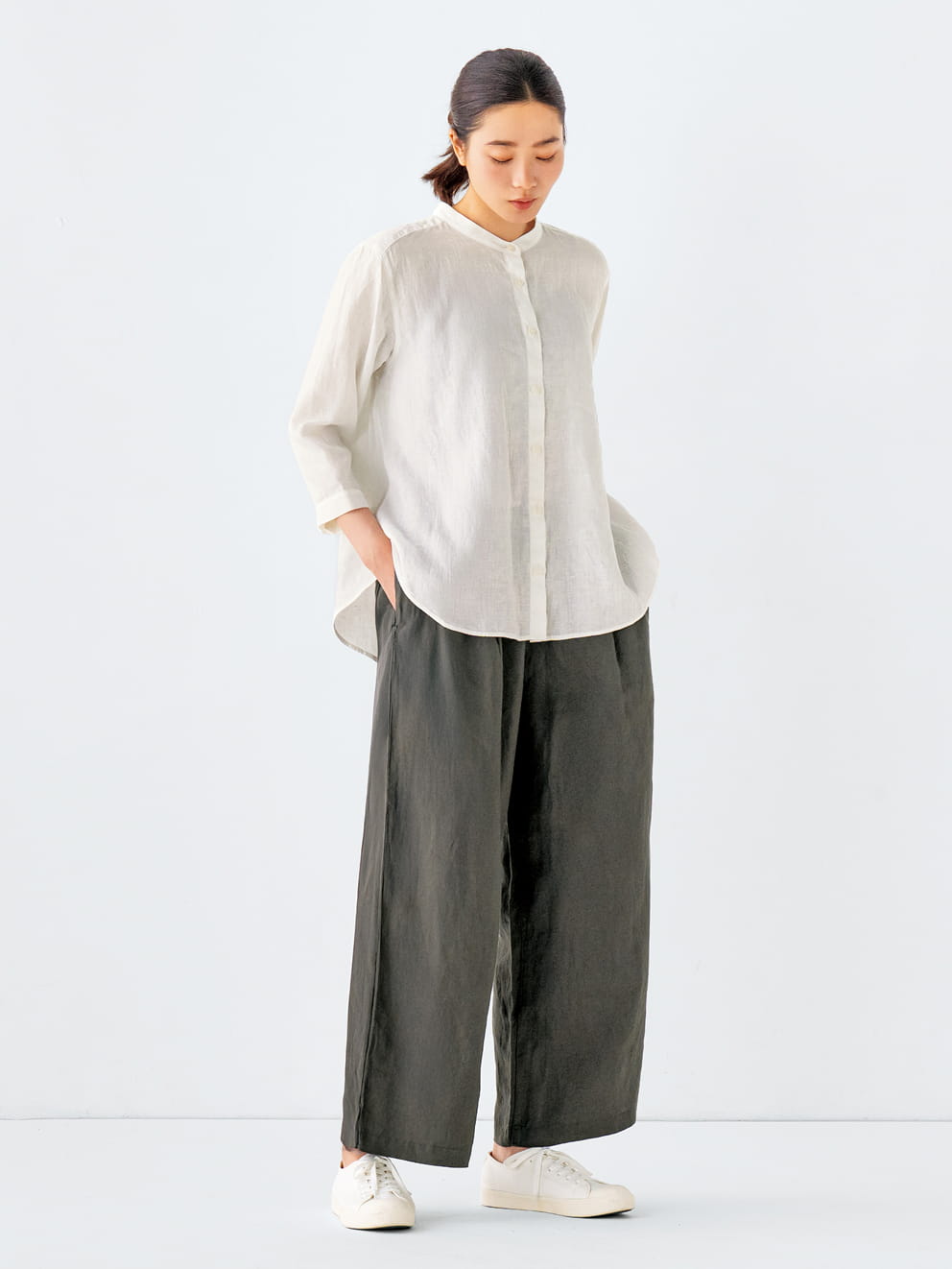 婦人　リネン　洗いざらしイージーワイドパンツの着用画像