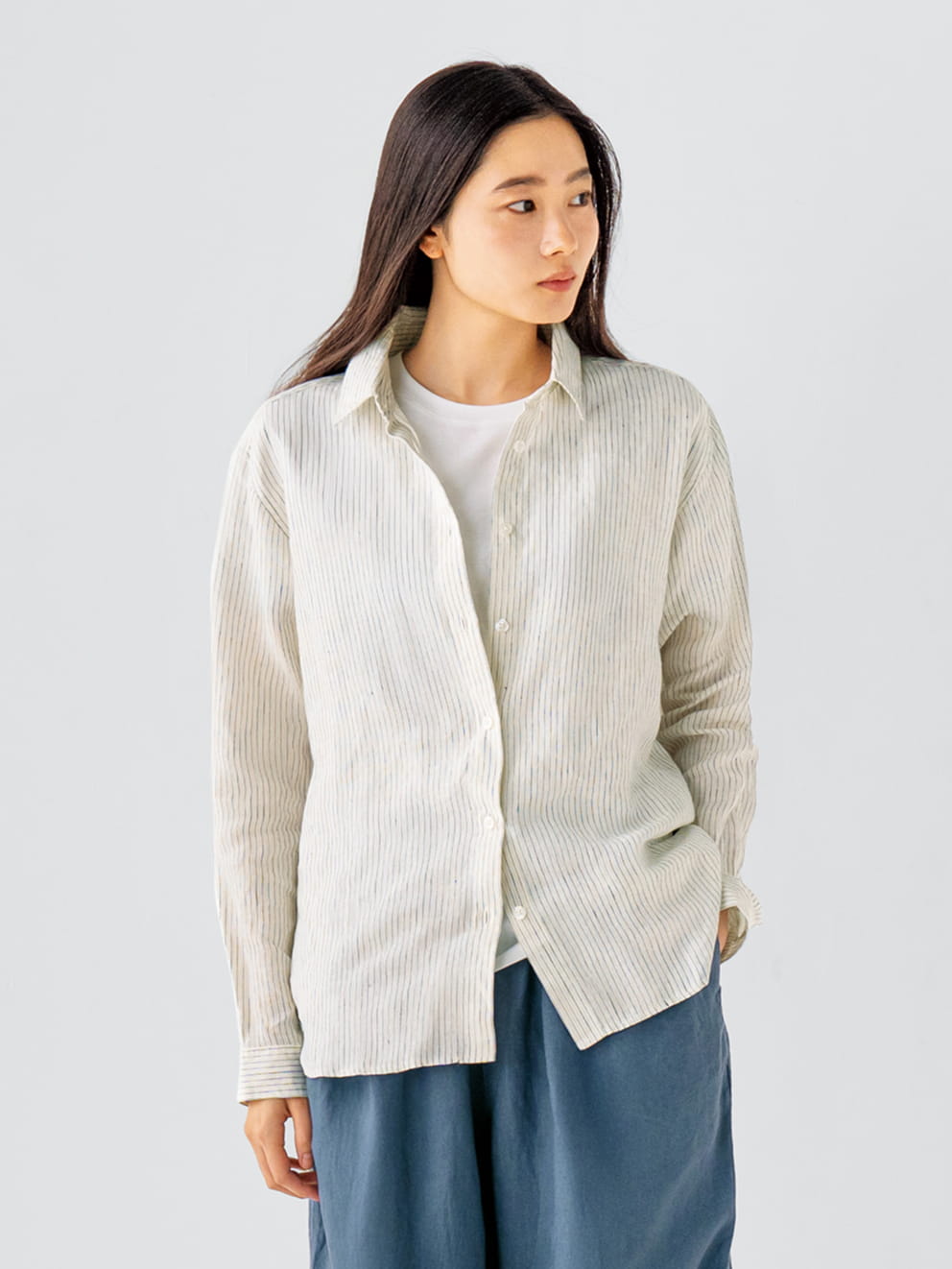 婦人　リネン　洗いざらし　レギュラーカラー長袖シャツの着用画像