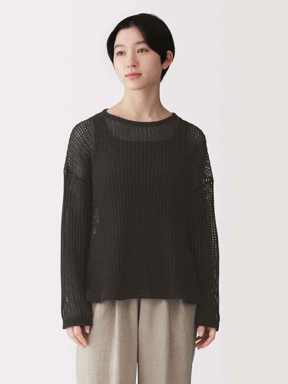 婦人　リネン混透かし編みワイドセーターの着用画像