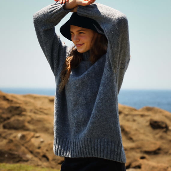 ヤク混ネップ糸セーターの婦人モデル着用画像