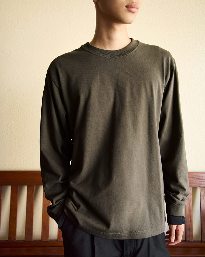 紳士 洗いざらし太番手クルーネック長袖Tシャツの着用イメージ2