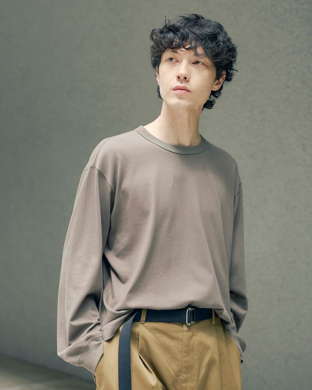 紳士　昔ながらの製法で編み立てたクルーネック長袖Ｔシャツの着用イメージ1