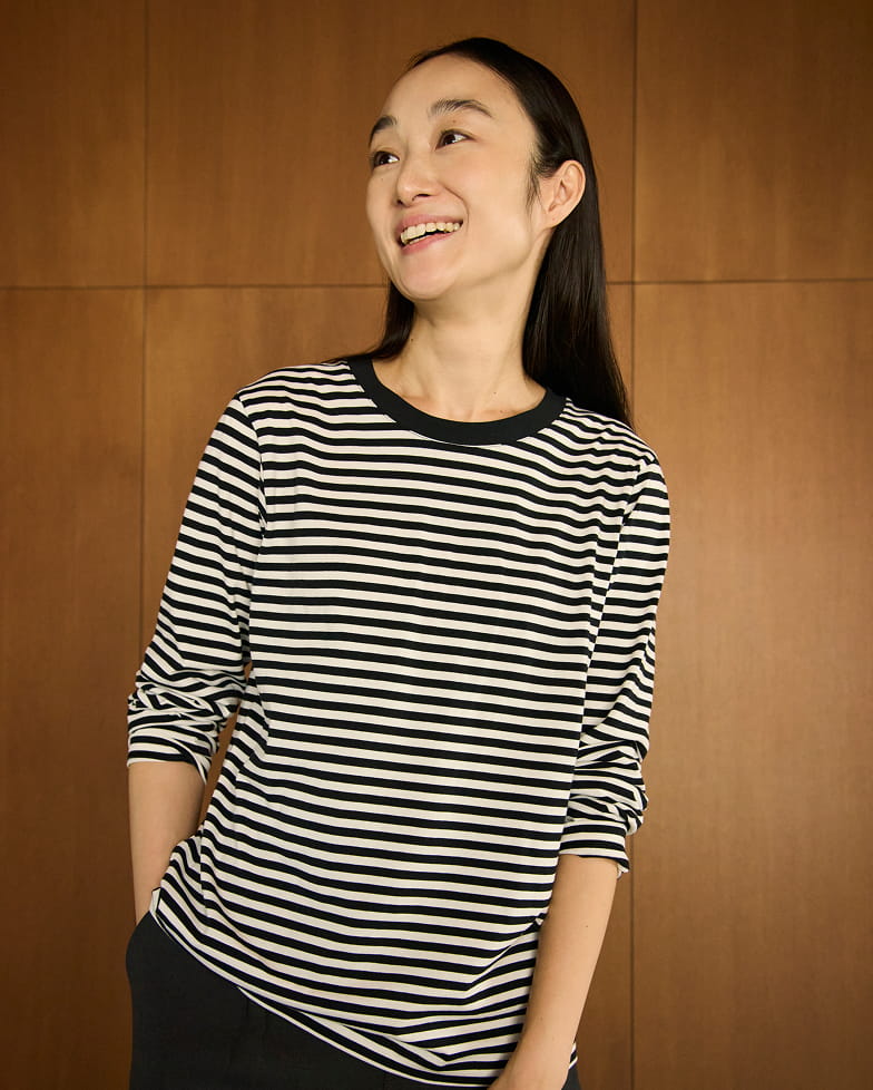 婦人 天竺編みクルーネック長袖Tシャツの着用イメージ2
