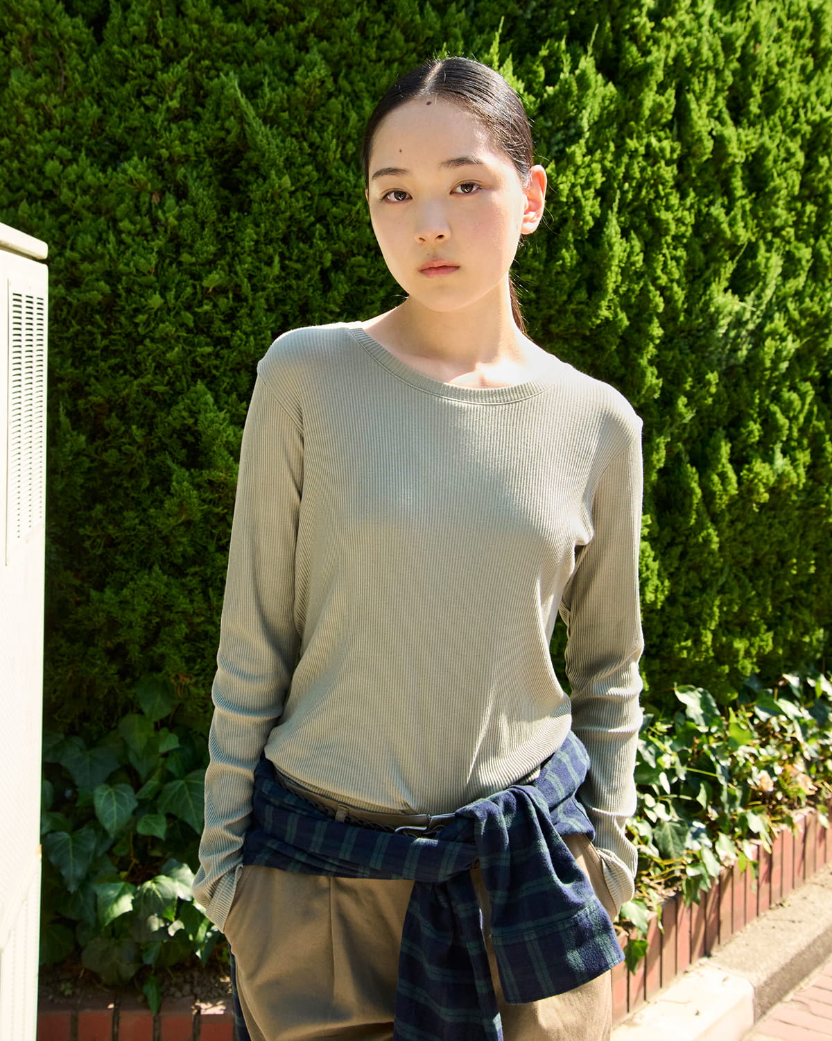 婦人 なめらかリブ編みクルーネック長袖Tシャツの着用イメージ1