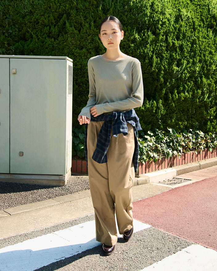 婦人 なめらかリブ編みクルーネック長袖Tシャツの着用イメージ2
