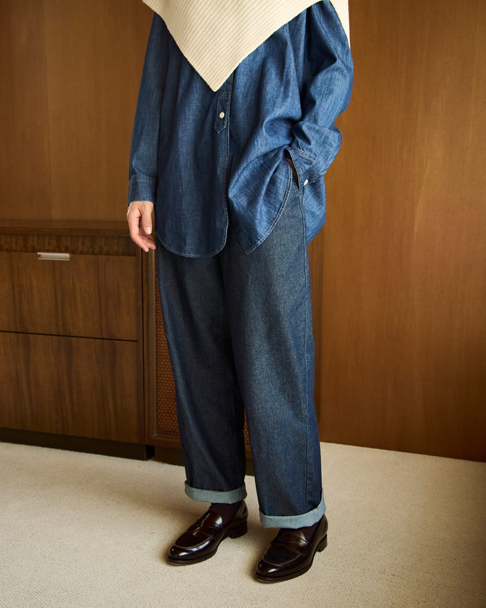 婦人 洗いざらし デニムイージーテーパードパンツの着用イメージ2