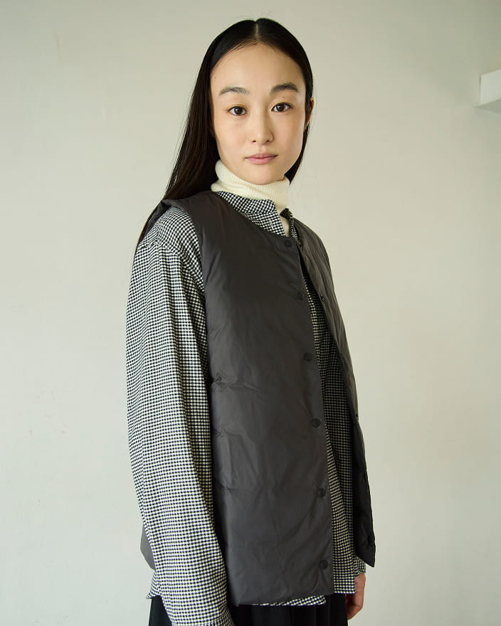 婦人 軽量ダウンポケッタブルノーカラーベストの着用イメージ2