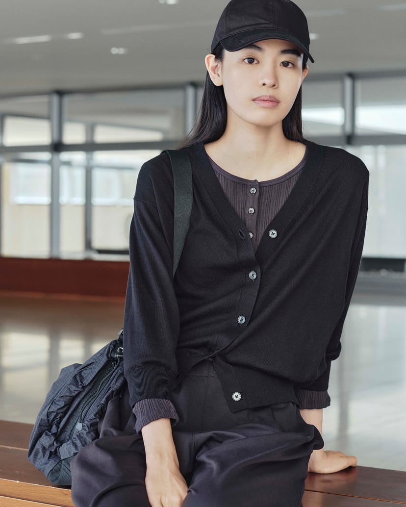 婦人　スムースポンチイージーテーパードパンツの着用イメージ2