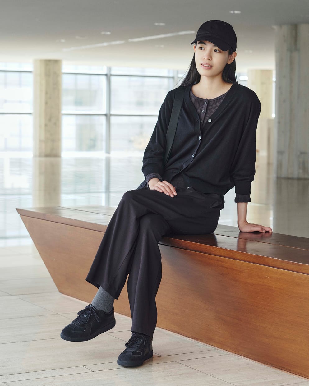 婦人　スムースポンチイージーテーパードパンツの着用イメージ03
