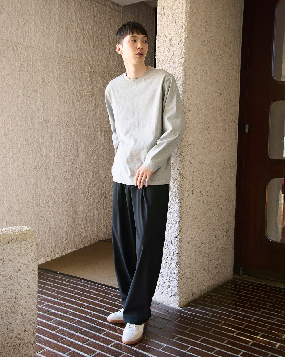 紳士　洗いざらし太番手クルーネック長袖Ｔシャツの着用イメージ2