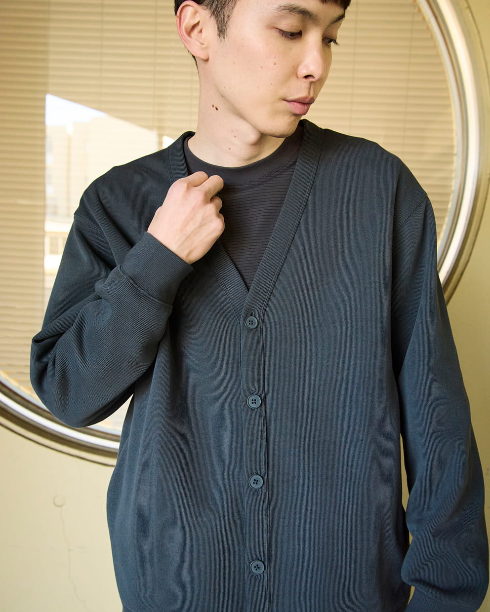 紳士　二重編みＶネックカーディガンの着用イメージ2