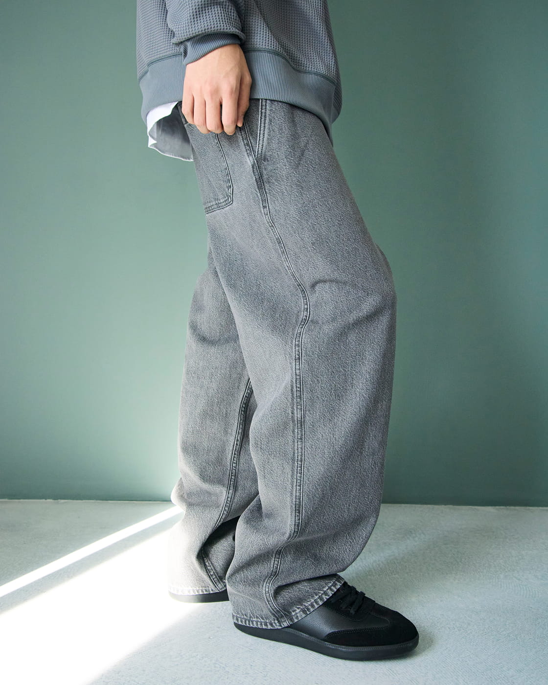 紳士　木の実から作ったカポック混デニムワイドパンツの着用イメージ1