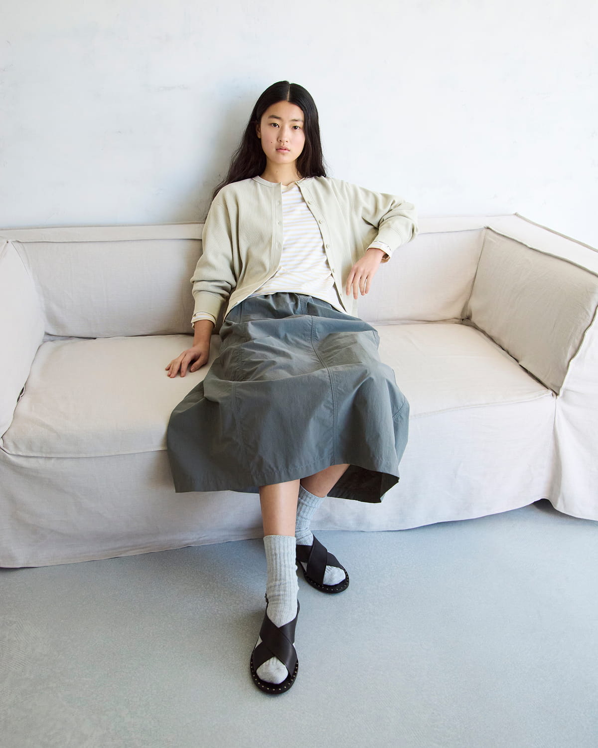 婦人　ワッフル編みクルーネック長袖カーディガンの着用イメージ1