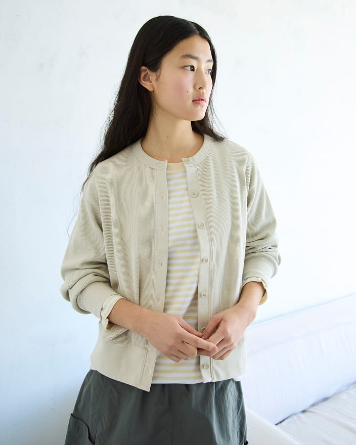 婦人　ワッフル編みクルーネック長袖カーディガンの着用イメージ2