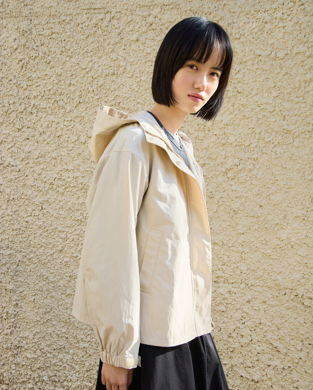 婦人　撥水ＵＶカットポケッタブルフードジャケットの着用イメージ2