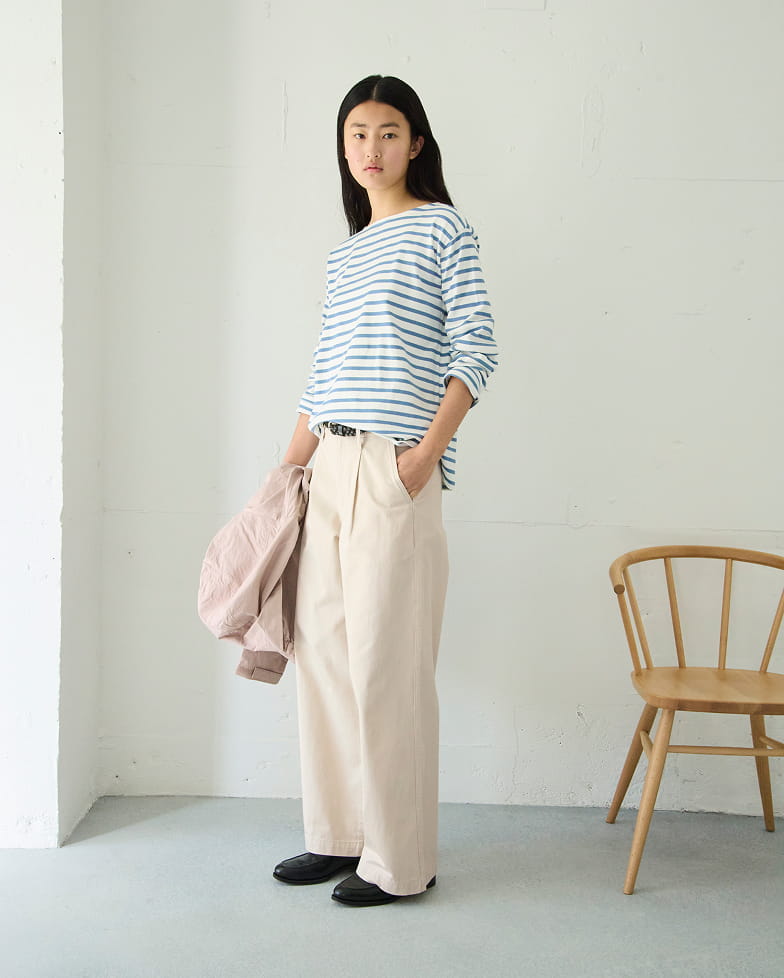 婦人　ムラ糸　チノタックワイドパンツの着用イメージ1