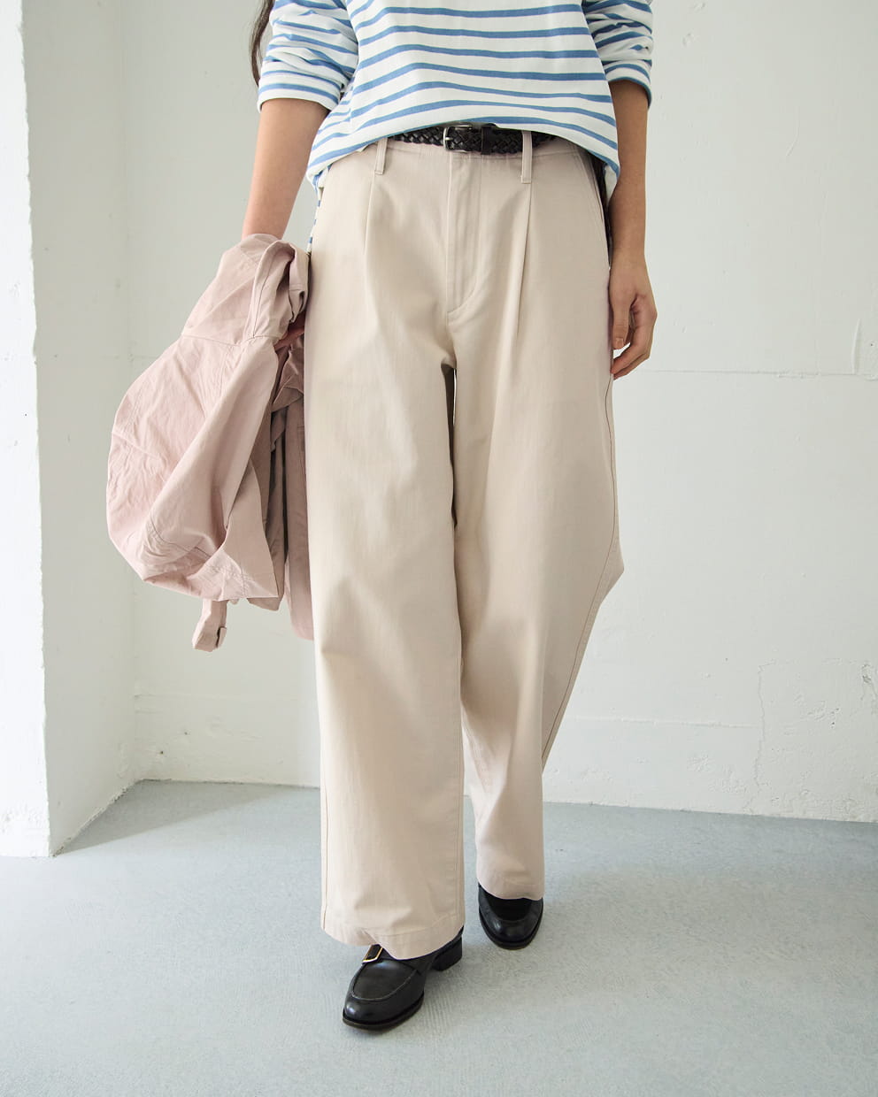 婦人　ムラ糸　チノタックワイドパンツの着用イメージ2