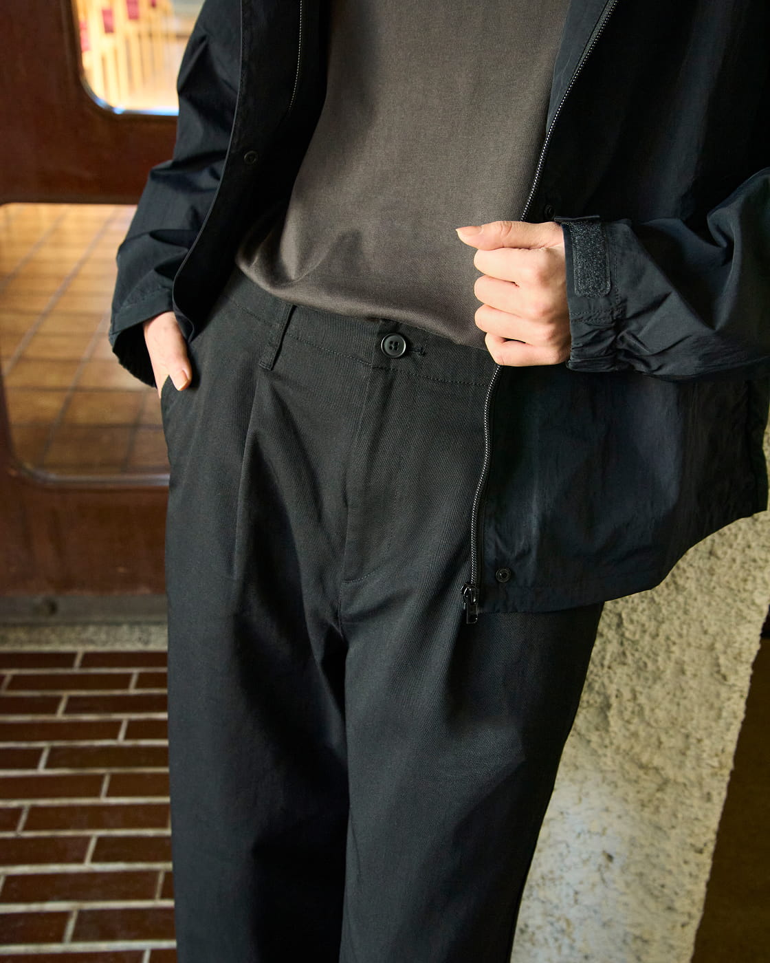 婦人　高密度ツイル　ワイドテーパードパンツの着用イメージ1