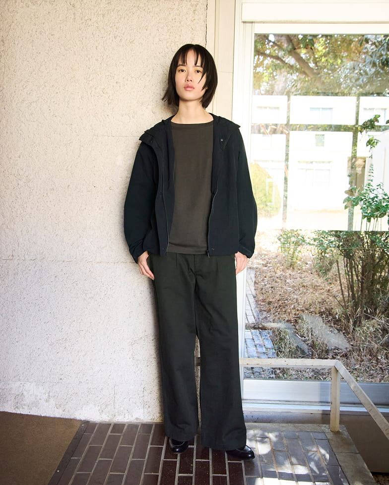 婦人　高密度ツイル　ワイドテーパードパンツの着用イメージ2