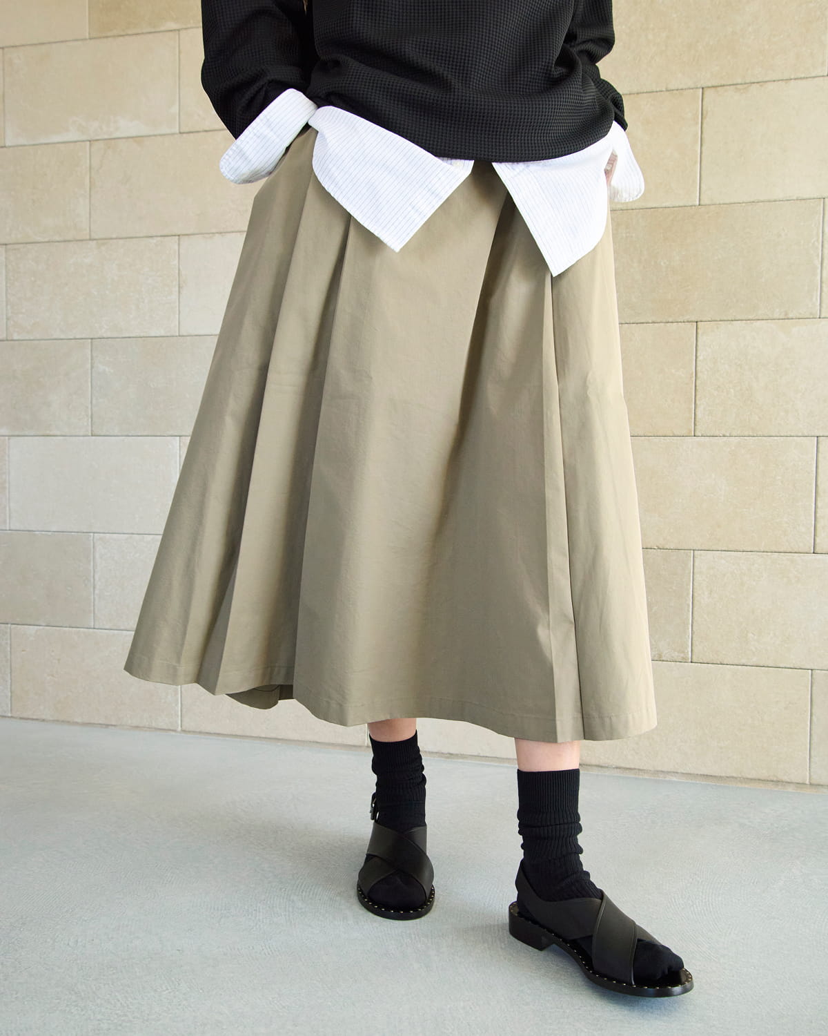 婦人　高密度ツイル　タックフレアスカートの着用イメージ1