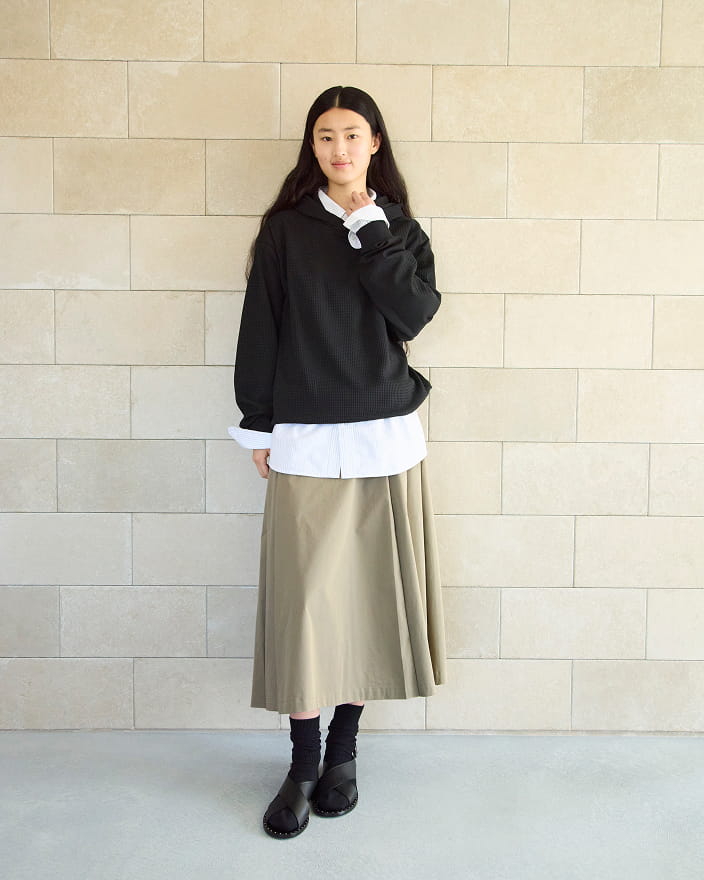 婦人　高密度ツイル　タックフレアスカートの着用イメージ2