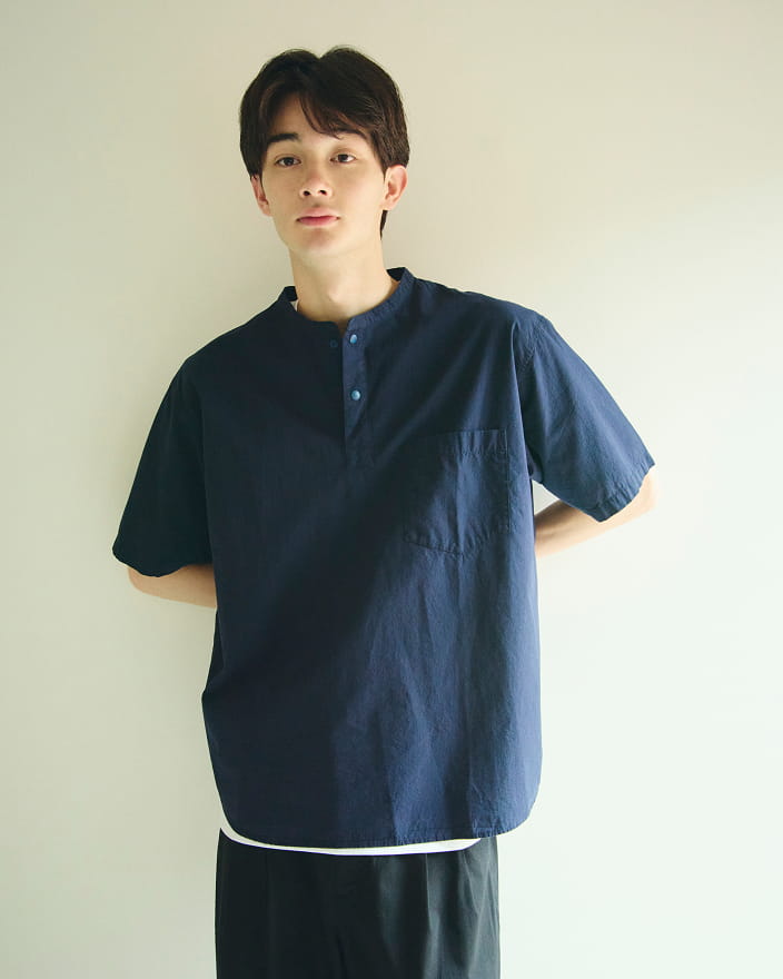 紳士　涼感ヘンリーネック半袖布帛Ｔシャツの着用イメージ02