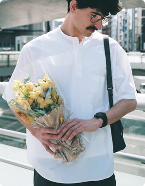 紳士　涼感ヘンリーネック半袖布帛Ｔシャツのモデル画像