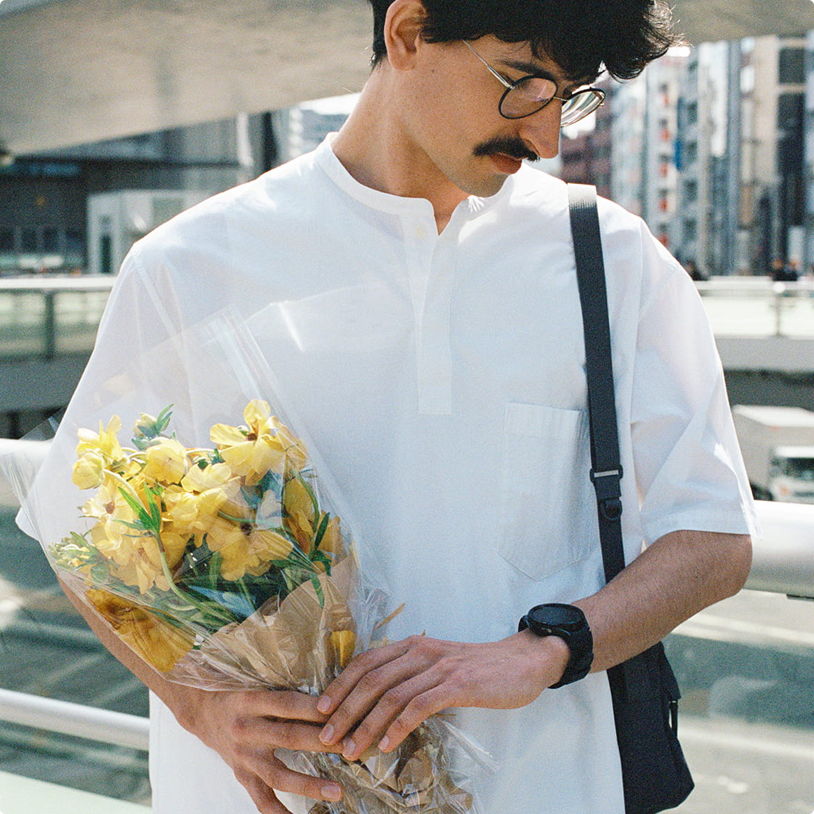 紳士　涼感ヘンリーネック半袖布帛Ｔシャツのモデル画像