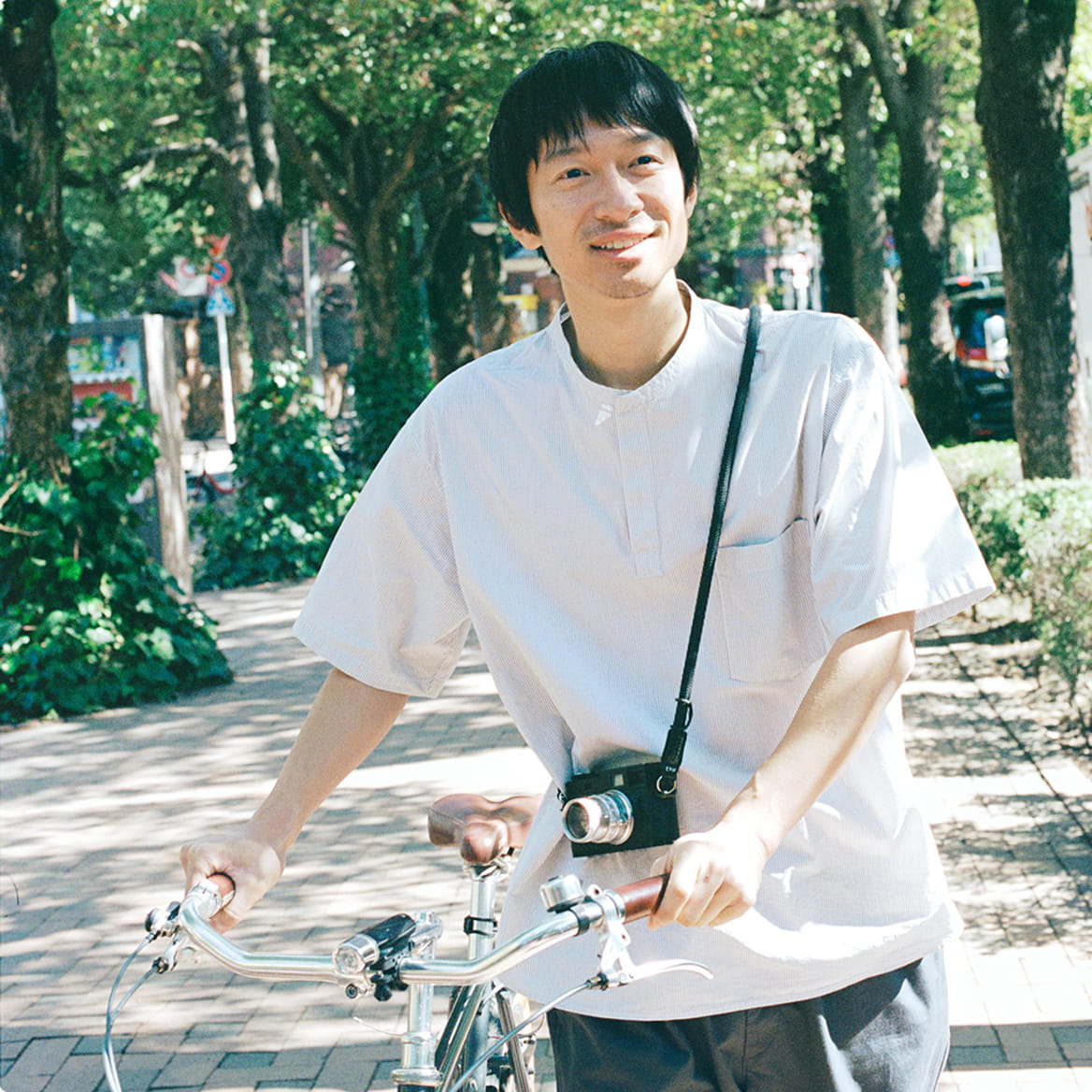 紳士　涼感ヘンリーネック半袖布帛Ｔシャツのモデル画像