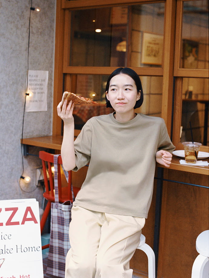 婦人の1枚目LOOK「UVカット効果で、日差しも楽しむ。」