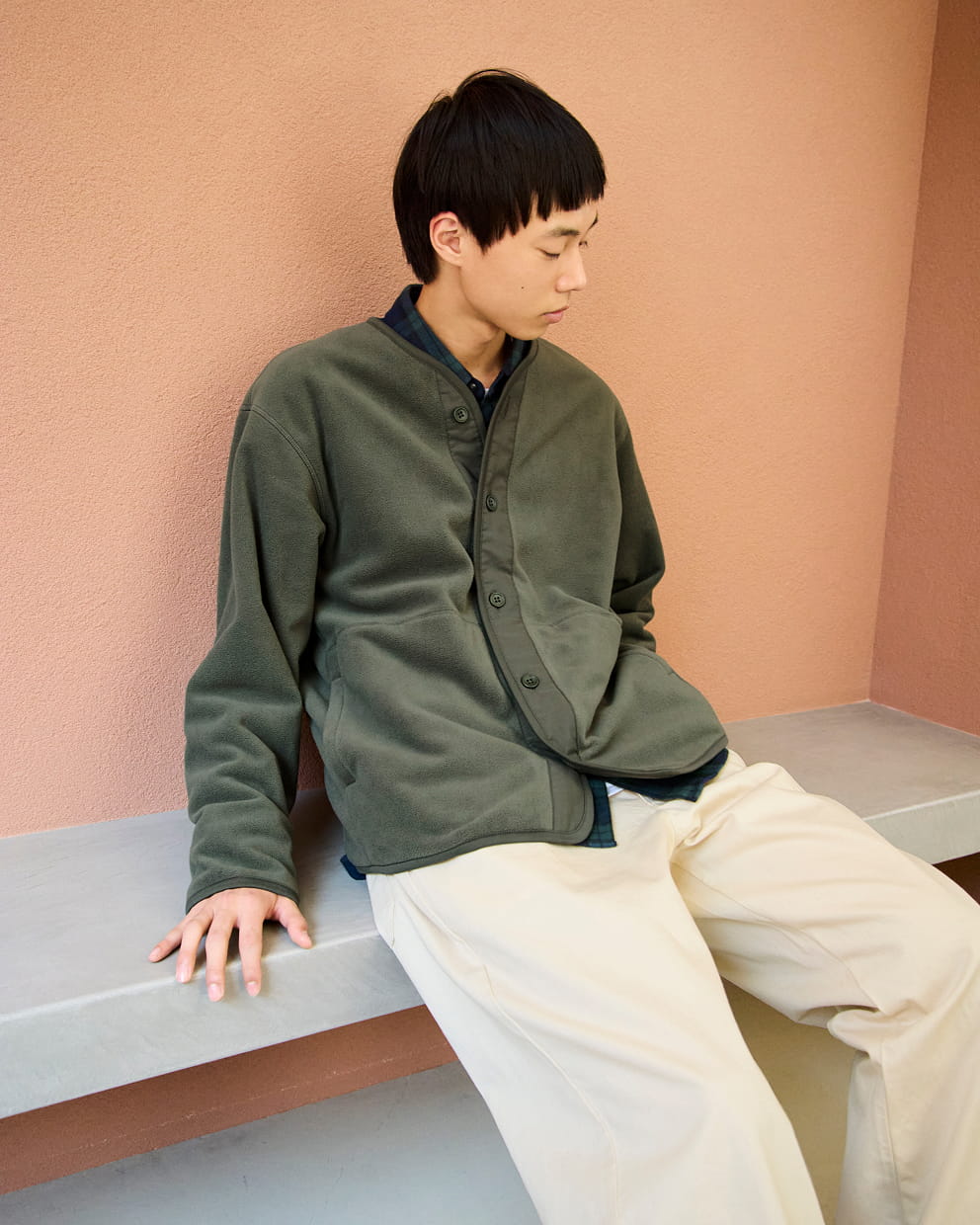 紳士　素材に還るフリースカーディガンの着用イメージ2