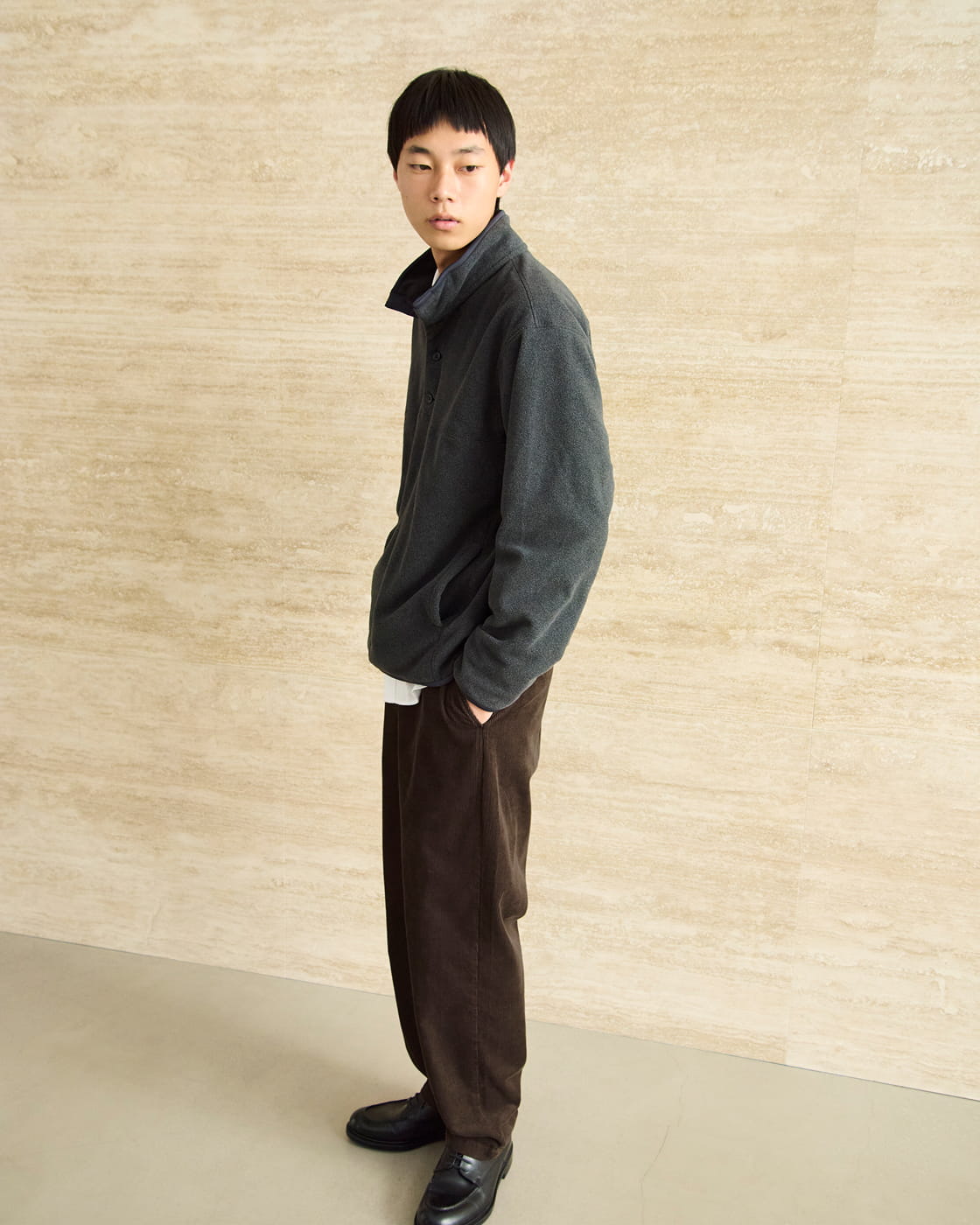 紳士　素材に還るフリースプルオーバーの着用イメージ1