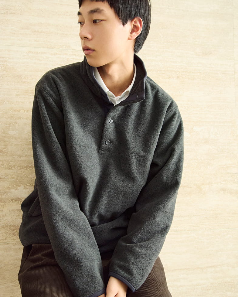 紳士　素材に還るフリースプルオーバーの着用イメージ2
