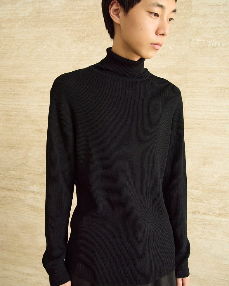 紳士　洗えるウールリブタートルネックセーターの着用イメージ1