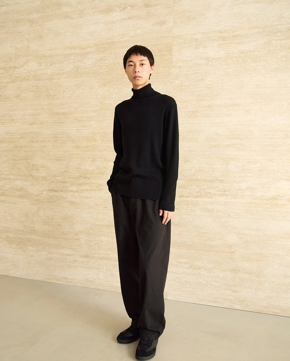 紳士　洗えるウールリブタートルネックセーターの着用イメージ2