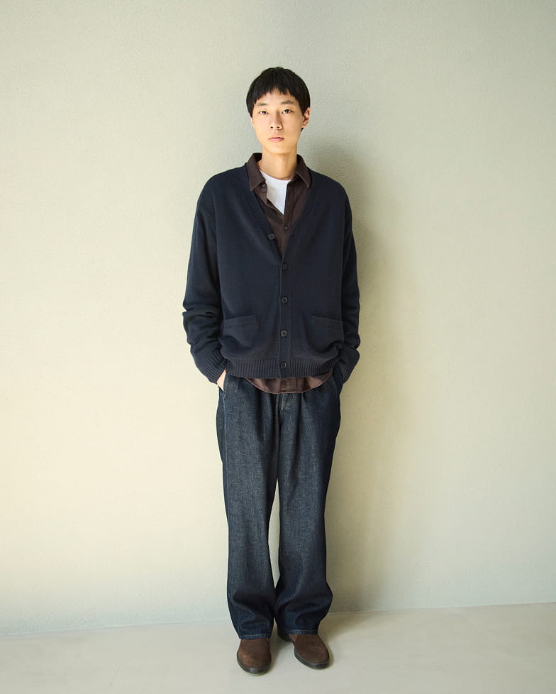 紳士　洗えるウールミドルゲージＶネックカーディガンの着用イメージ1