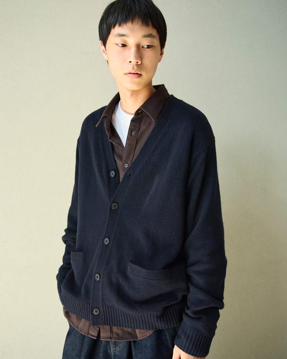 紳士　洗えるウールミドルゲージＶネックカーディガンの着用イメージ2