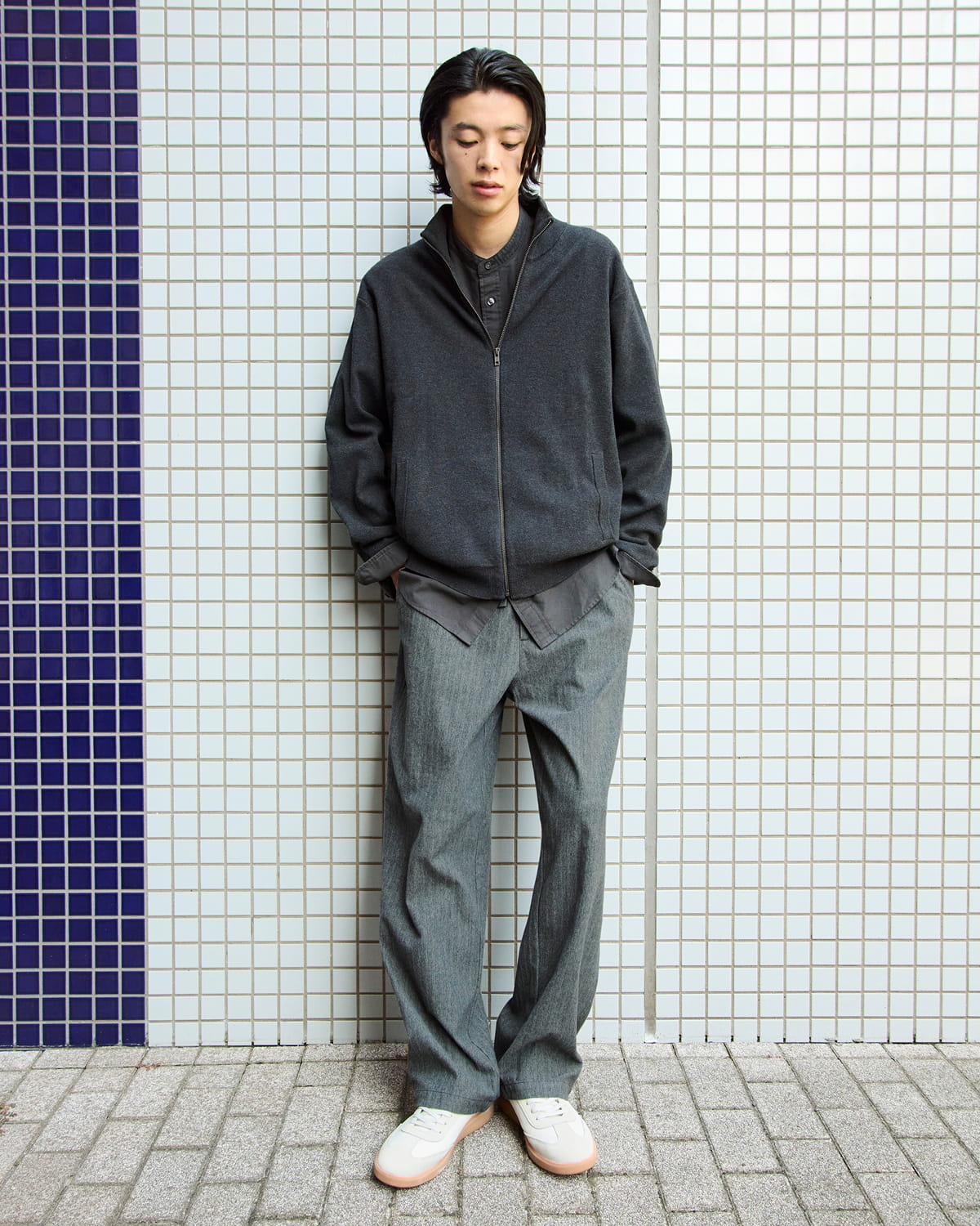 紳士　縦横ストレッチ起毛ヘリンボーンパンツと紳士　洗えるミラノリブ編みフルジップカーディガンの着用イメージ1