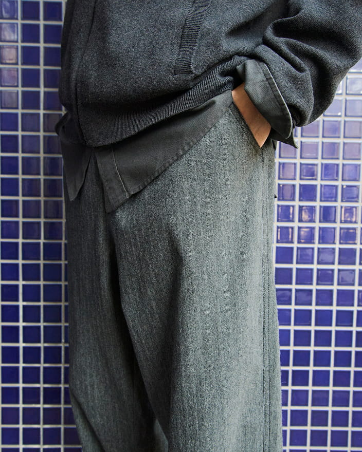 紳士　縦横ストレッチ起毛ヘリンボーンパンツと紳士　洗えるミラノリブ編みフルジップカーディガンの着用イメージ2