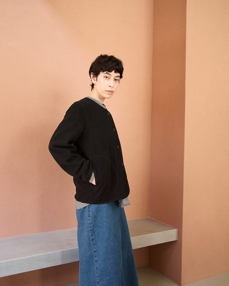 婦人　素材に還るフリースカーディガンの着用イメージ1
