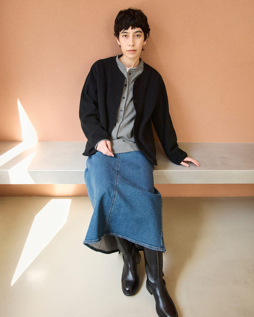 婦人　素材に還るフリースカーディガンの着用イメージ2