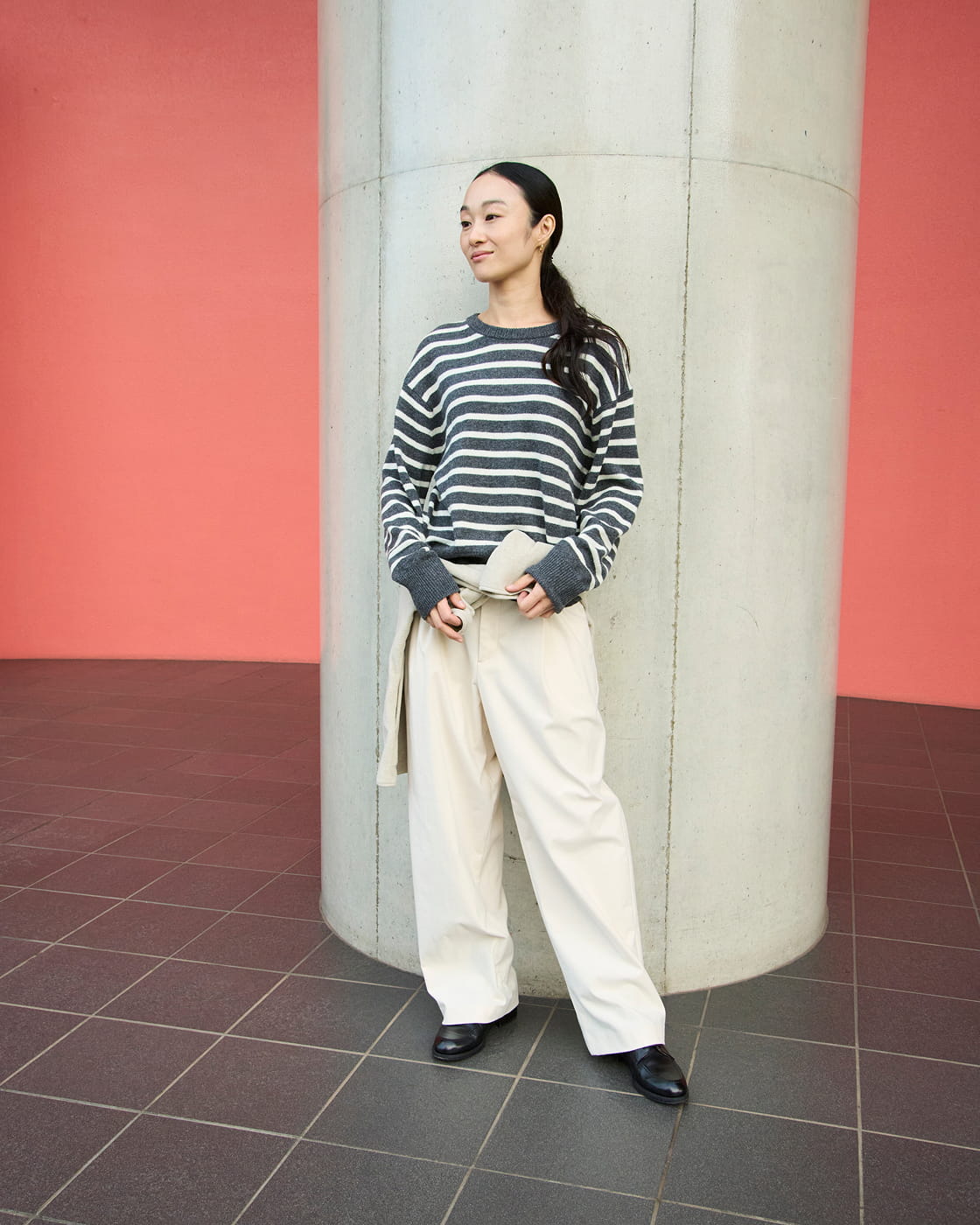 婦人　縦横ストレッチ起毛　タックワイドパンツの着用イメージ1