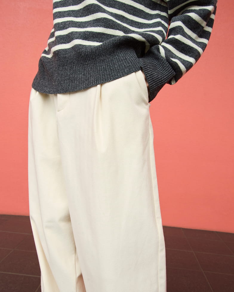 婦人　縦横ストレッチ起毛　タックワイドパンツの着用イメージ2