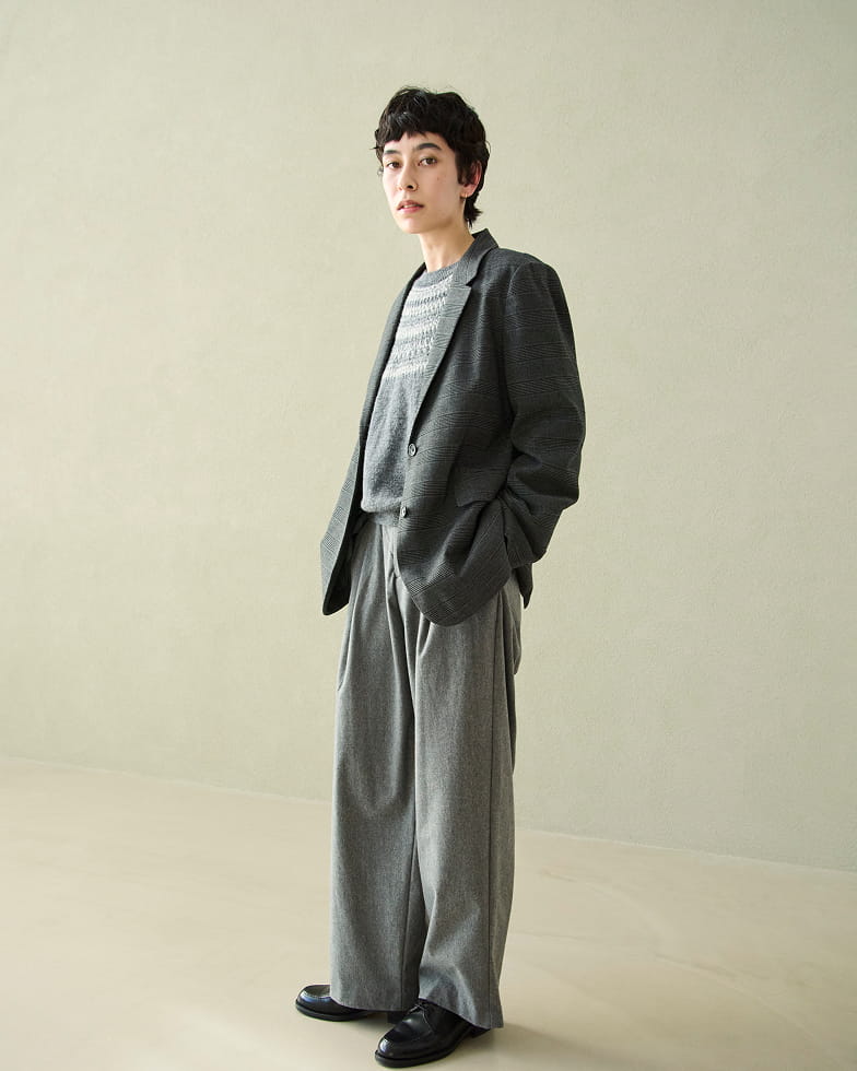 婦人　アンデスウールを使ったジャカード編みセーターの着用イメージ3