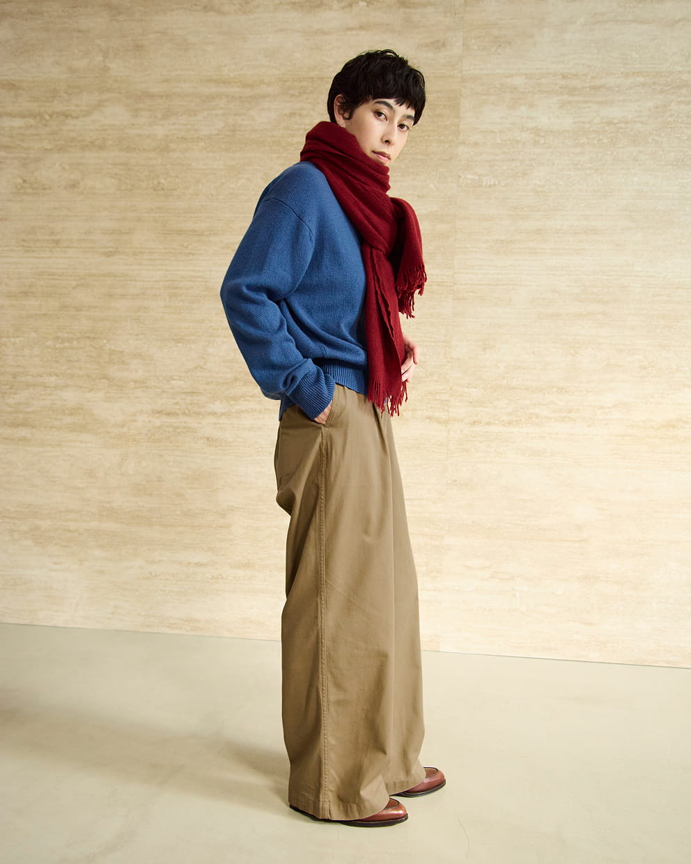 婦人　洗えるウールミドルゲージクルーネックセーターの着用イメージ2