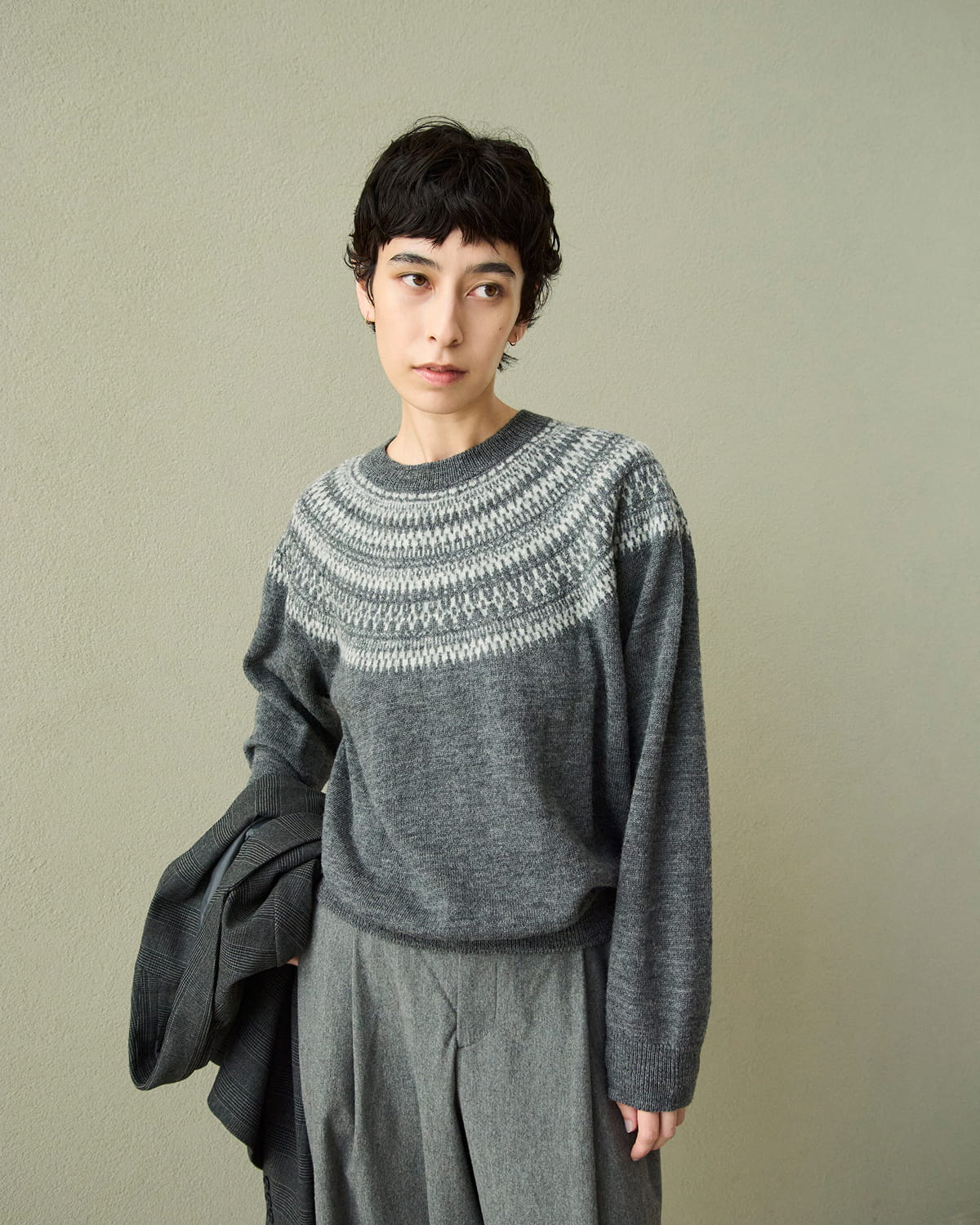 婦人　アンデスウールを使ったジャカード編みセーターの着用イメージ1