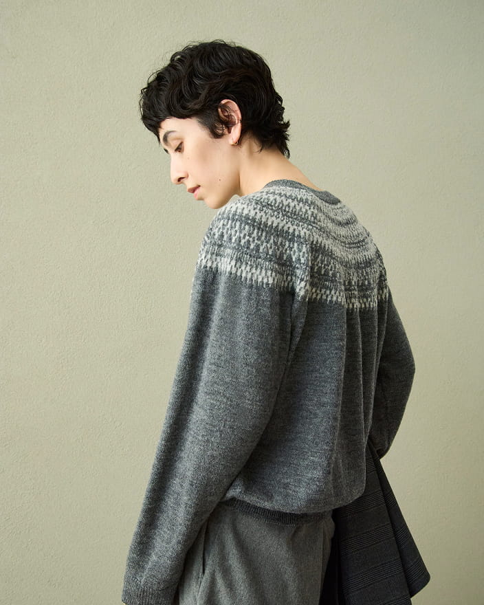 婦人　アンデスウールを使ったジャカード編みセーターの着用イメージ2